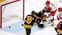 Brankář Bostonu Jeremy Swayman inkasuje další gól