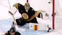 Gólman Bruins Jeremy Swayman pouští další střelu soupeře