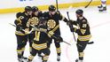 Hokejisté Bostonu oslavují trefu Morgana Geekieho (uprostřed)