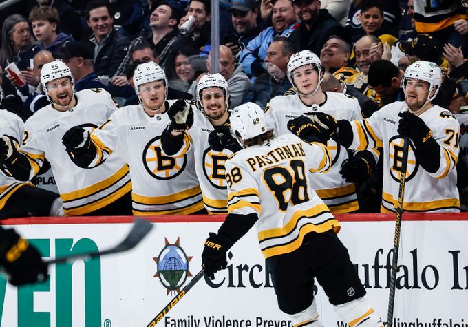 NHL ONLINE: Pastrňák hostí Hronka s Kämpfem, Rittich proti Buffalu. V akci Jiříček NHL ONLINE: Pastrňák hostí Hronka s Kämpfem, Rittich proti Buffalu. V akci Jiříček