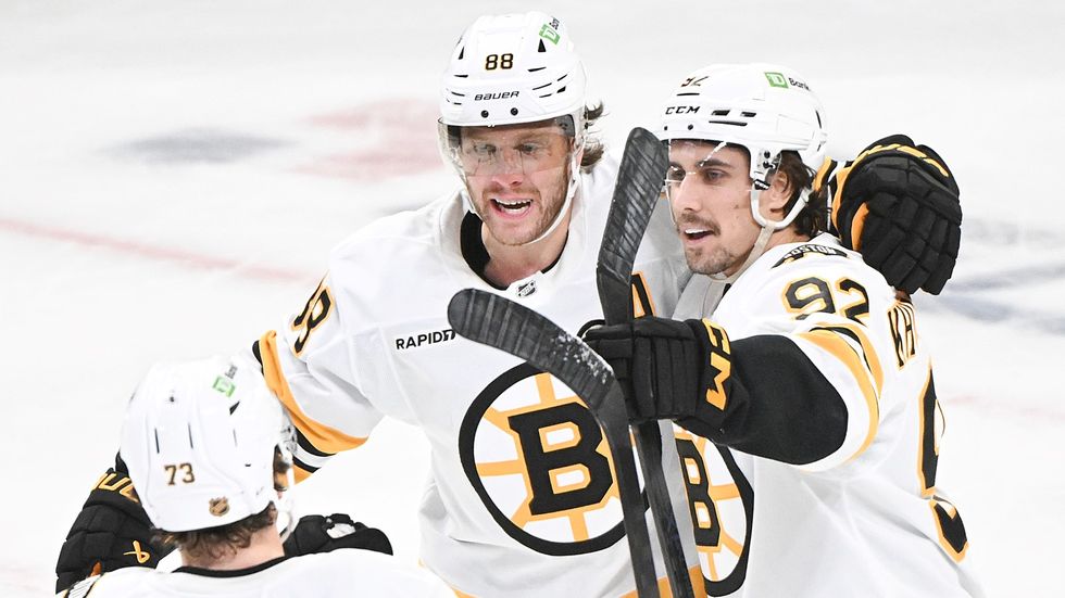 Hokejisté Bostonu oslavují trefu Davida Pastrňáka