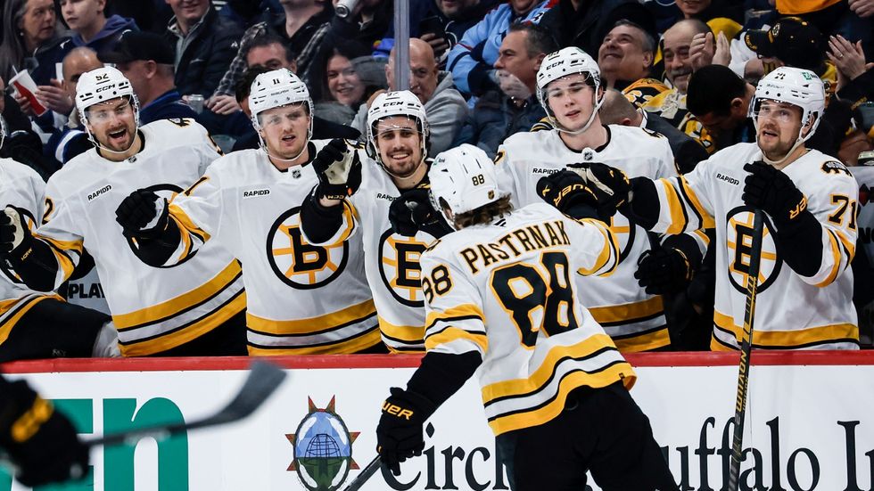 Střídačka Bostonu oslavuje gól Davida Pastrňáka
