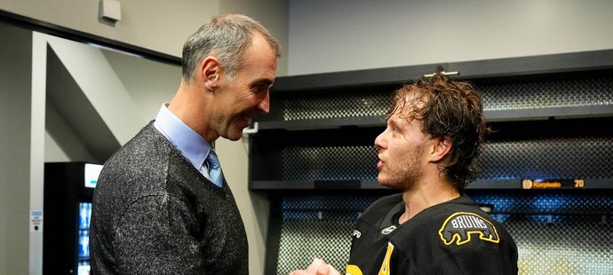 David Pastrňák se po překonání hranice 400 gólů v NHL setkal s bývalým slovenským parťákem a legendou Bruins Zdenem Chárou
