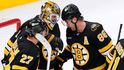 David Pastrňák slaví výhru nad Torontem s brankářem Jeremym Swaymanem
