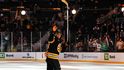 David Pastrńák zdraví fanoušky Bostonu po svém tříbodovém představení, při kterém překonal hranici 400 gólů v NHL