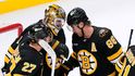 David Pastrňák slaví výhru nad Torontem s brankářem Jeremym Swaymanem
