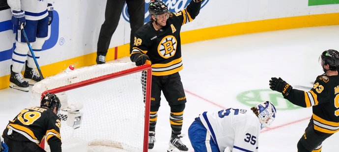 David Pastrňák se raduje z jubilejního gólu proti Torontu