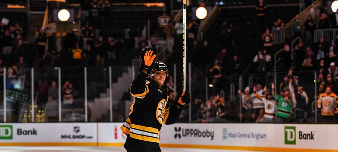 David Pastrńák zdraví fanoušky Bostonu po svém tříbodovém představení, při kterém překonal hranici 400 gólů v NHL