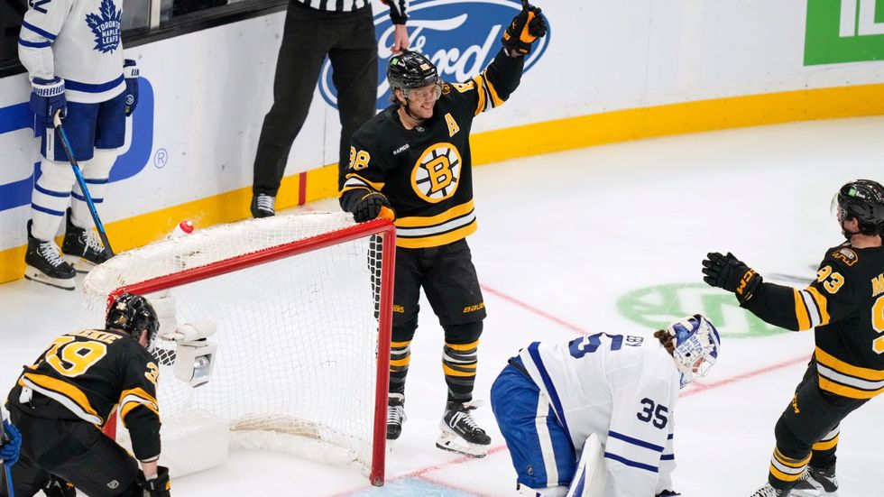 David Pastrňák se raduje z jubilejního gólu proti Torontu