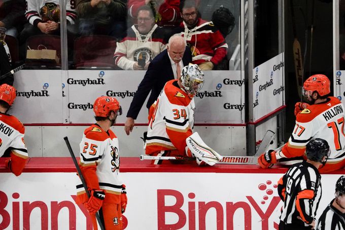Anaheim v maléru: po Dostálovi se zranil i Mrázek, Ducks pak padli. Faksa u demolice Anaheim v maléru: po Dostálovi se zranil i Mrázek, Ducks pak padli. Faksa u demolice