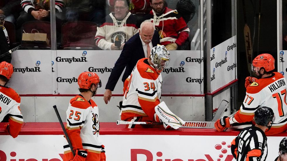 Zraněný gólman Petr Mrázek opouští hřiště