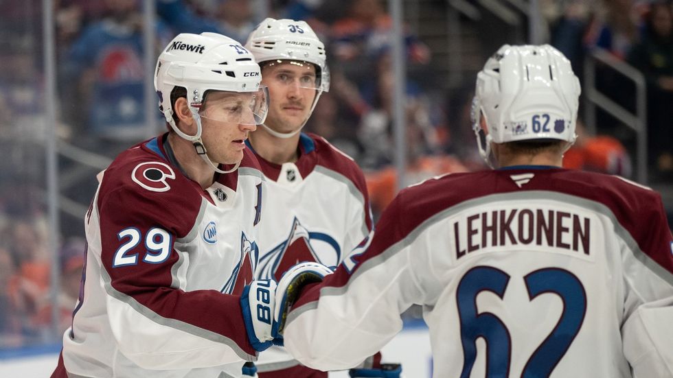 Hokejisté Colorada se radují z gólu i s Martinem Nečasem