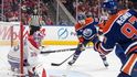 Útočník Oilers David Tomášek před brankou Montrealu