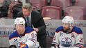 Trenér Oilers Kris Knoblauch domlouvá svým svěřencům