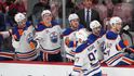 Střídačka Oilers oslavuje trefu kapitána Connora McDavida
