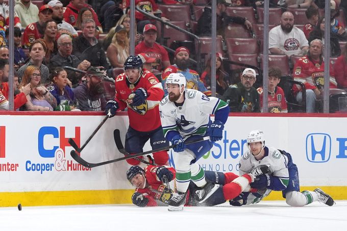 Hronek dal první gól, ale prohrál. Blümelův debut s porážkou. Dostál předčil Vejmelku Hronek dal první gól, ale prohrál. Blümelův debut s porážkou. Dostál předčil Vejmelku