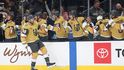 Tomáš Hertl oslavuje gól s parťáky z Las Vegas