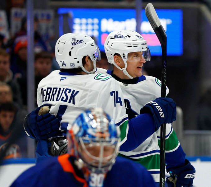 Kämpf prvním gólem nastartoval Vancouver k výhře, pálil i Nečas. Debakl Čechů z Anaheimu Kämpf prvním gólem nastartoval Vancouver k výhře, pálil i Nečas. Debakl Čechů z Anaheimu