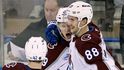 Český útočník Martin Nečas (vpravo) měl velký podíl na další trefě parťáka Nathana MacKinnona