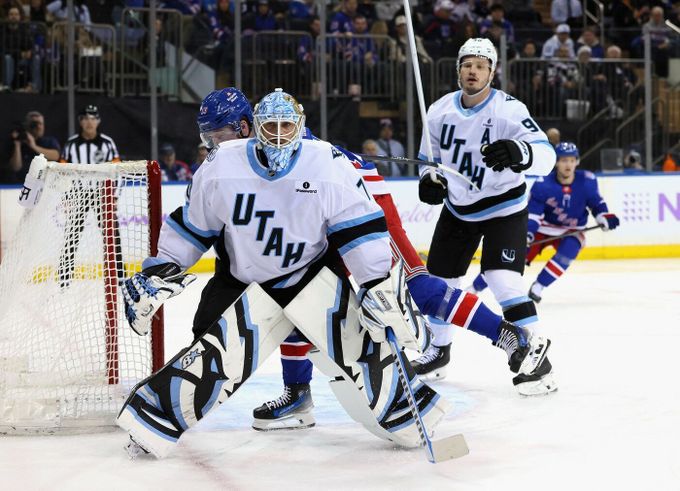 Vejmelka vychytal Rangers a má nejvíc výher v NHL. Klapka gólem mírnil výprask Calgary Vejmelka vychytal Rangers a má nejvíc výher v NHL. Klapka gólem mírnil výprask Calgary