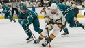 Tomáš Hertl v dresu Vegas si hlídá puk před Macklinem Celebrinim ze San Jose