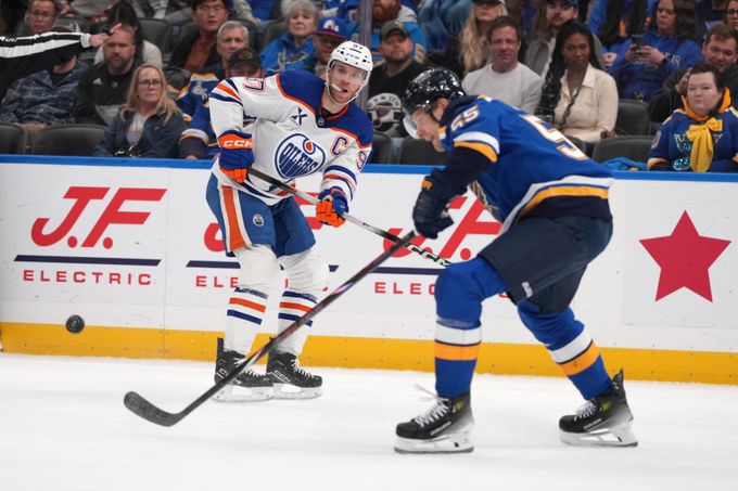 McDavid mezi legendami: dosáhl 1100. bodu v NHL, Oilers ale padli. Hronek nahrával McDavid mezi legendami: dosáhl 1100. bodu v NHL, Oilers ale padli. Hronek nahrával