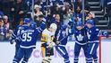 Hokejisté Toronta se radují z gólu proti Pittsburghu