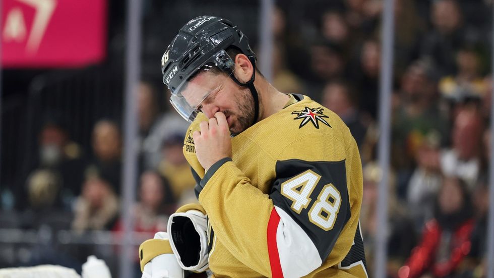 Tomáš Hertl se oklepává po tvrdém hitu