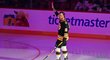 David Pastrňák mává fanouškům během dovednostních soutěží na All Star Game NHL