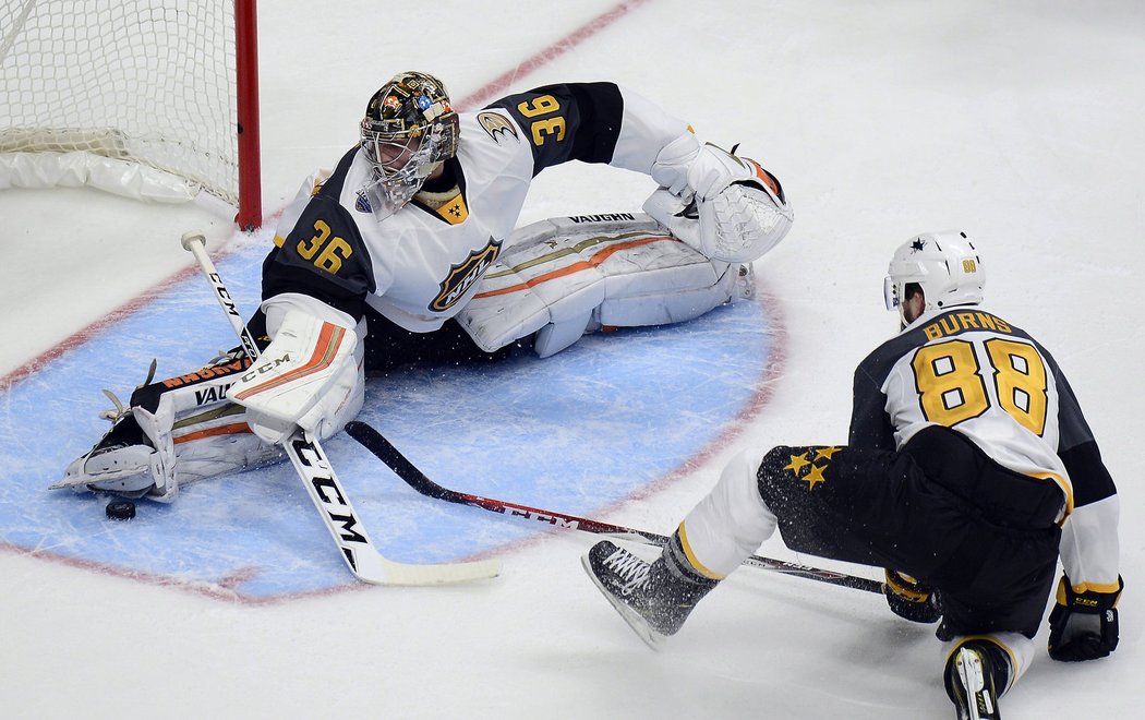 John Gibson předvedl proti Seguinovi jeden ze zákroků večera