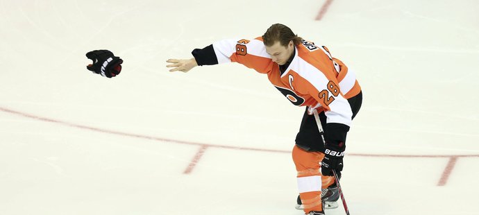 Claude Giroux při svém nájezdu zahodil rukavici.