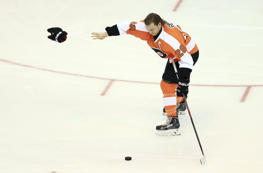 Claude Giroux při svém nájezdu zahodil rukavici.