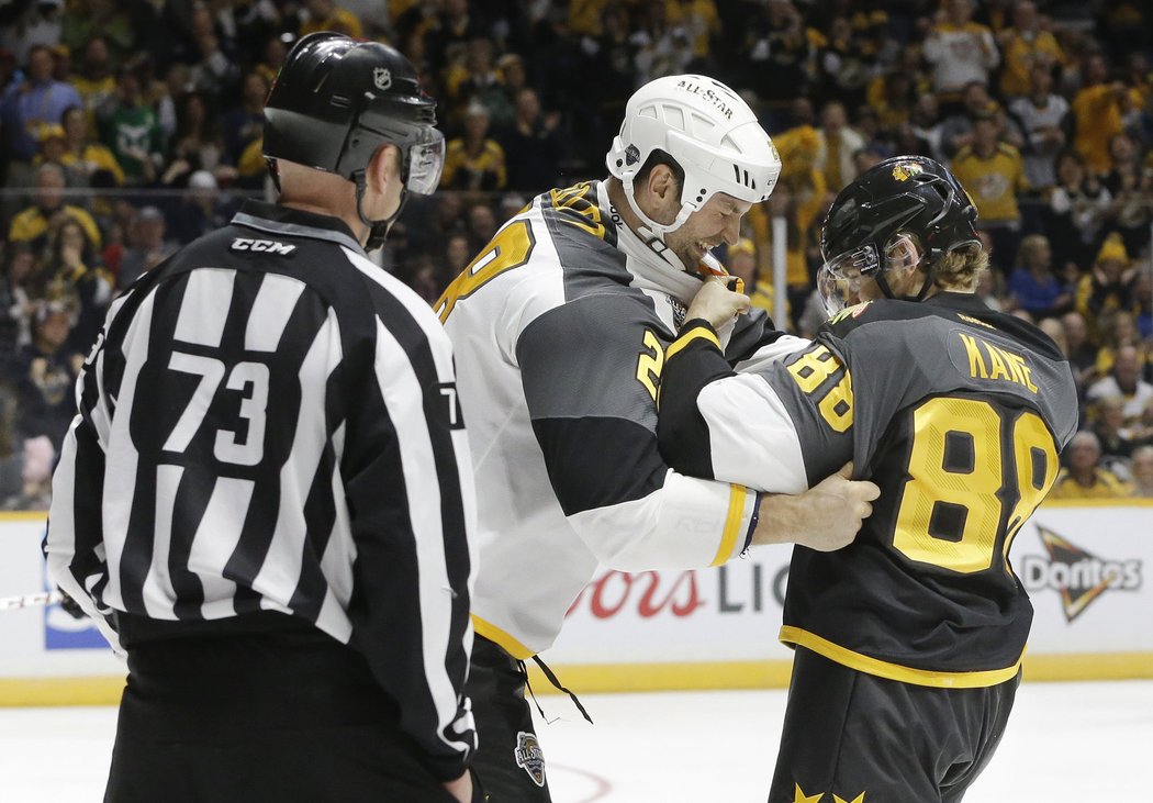 Patrick Kane a John Scott pobavili obecenstvo fingovanou bitkou