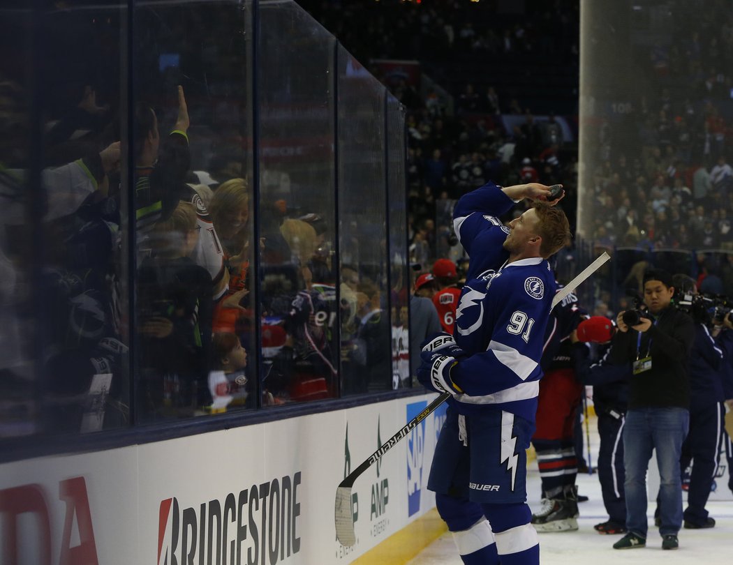 Steven Stamkos věnoval puk jednomu z fanoušků v hledišti.