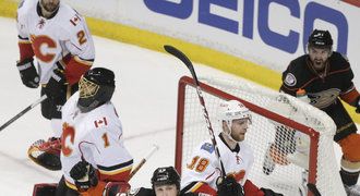 Anaheim vypráskal Calgary, Hudler odstoupil ve druhé třetině