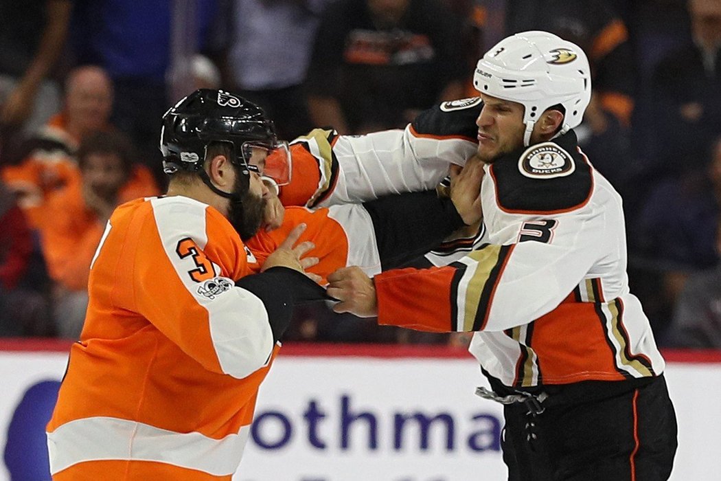 Kevin Bieksa překvapil Radko Gudase přesným zásahem