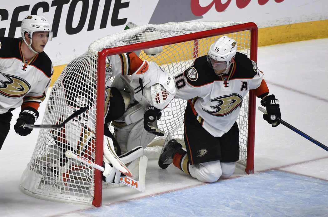 Corey Perry se omylem ocitl v brance vlastního týmu