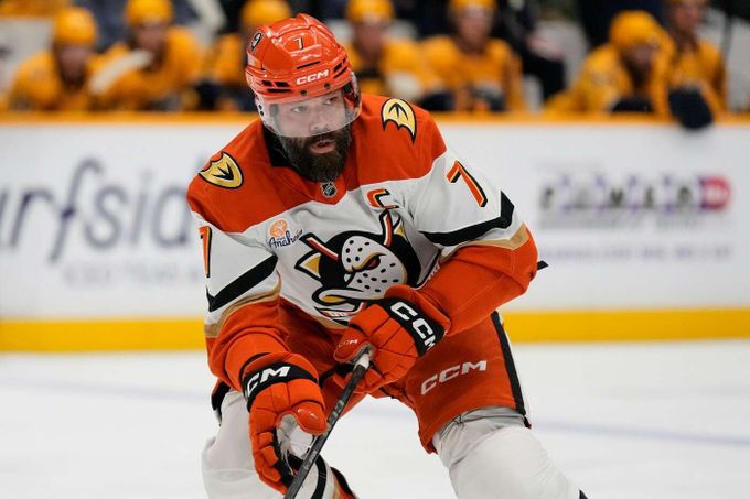 Gudas opustil přestřelku v Bostonu a už se nevrátil. Ale koleno problém není Gudas opustil přestřelku v Bostonu a už se nevrátil. Ale koleno problém není