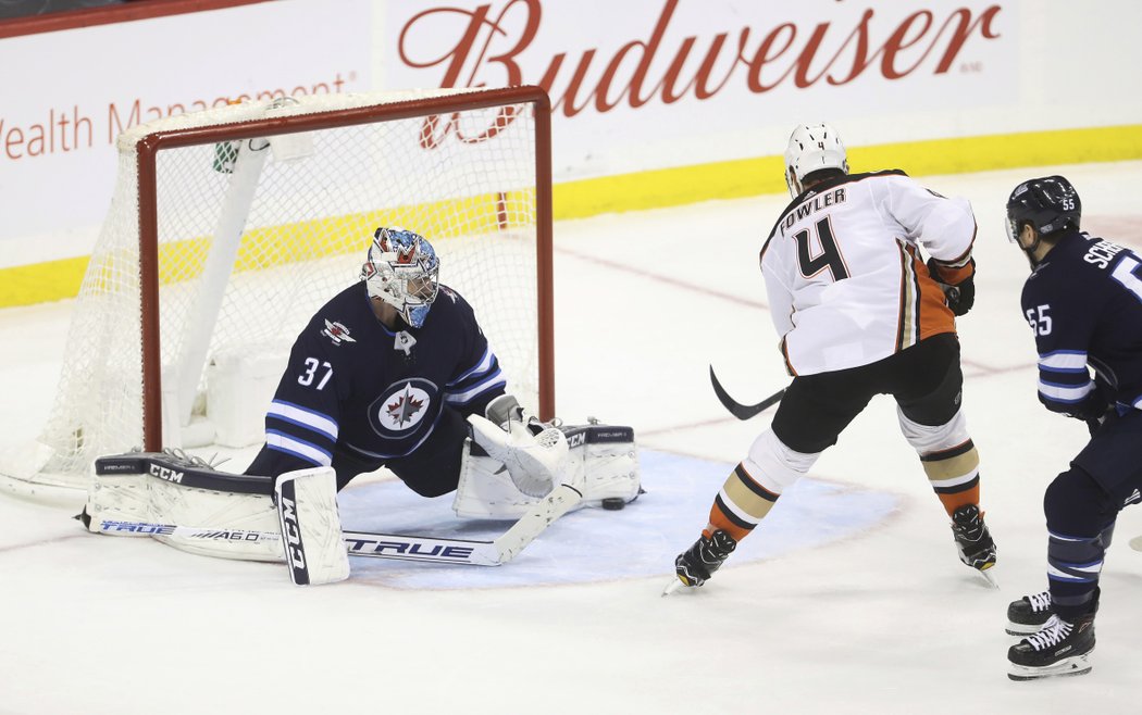 Obránce Cam Fowler mohl v prodloužení proti Winnipegu rozhodnout, ale Connor Hellebuyck byl proti