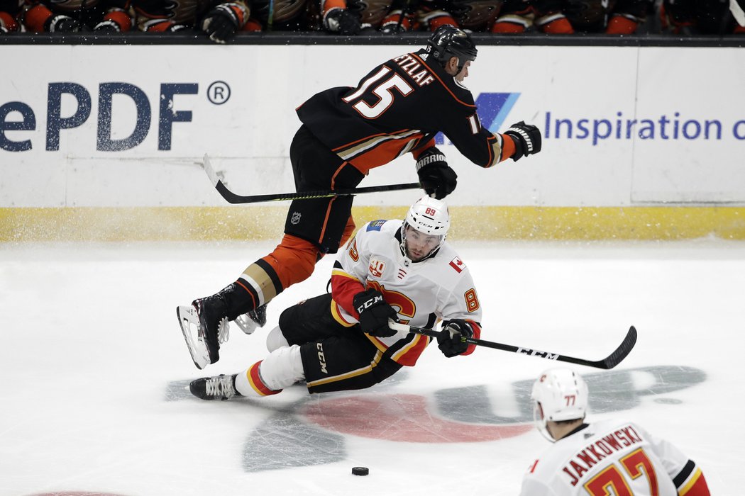 Ryan Getzlaf z Anaheimu zboural Alana Quineho z Calgary