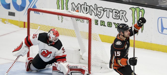 Ryan Getzlaf se raduje z dalšího gólu v síti New Jersey.