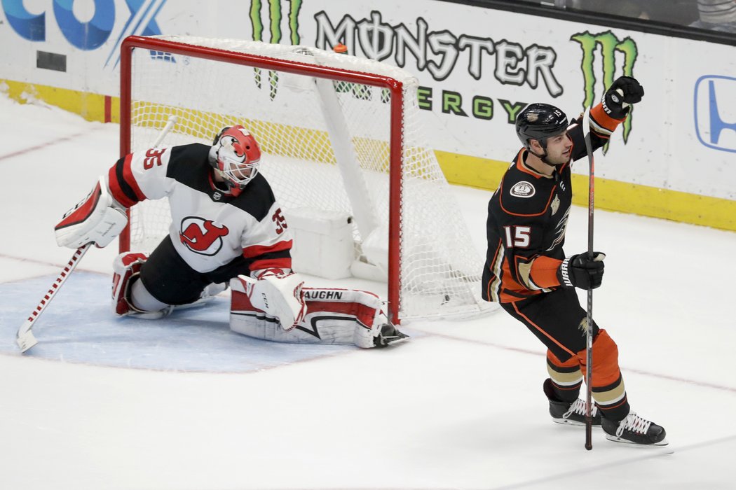 Ryan Getzlaf se raduje z dalšího gólu v síti New Jersey.