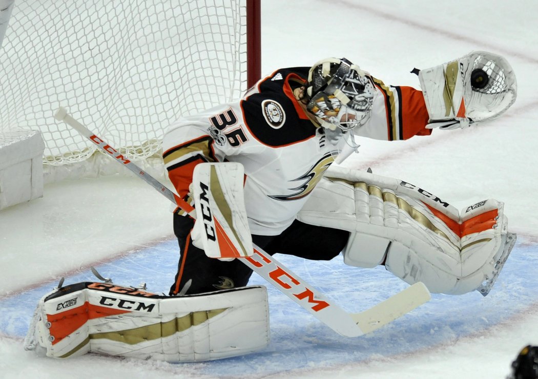 John Gibson proti Chicagu dělal co mohl, přesto čtyřikrát inkasoval