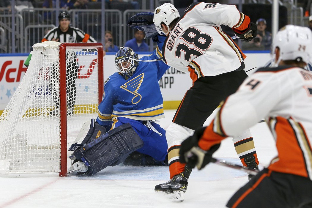 Derek Grant a jeho první gól v síti St. Louis