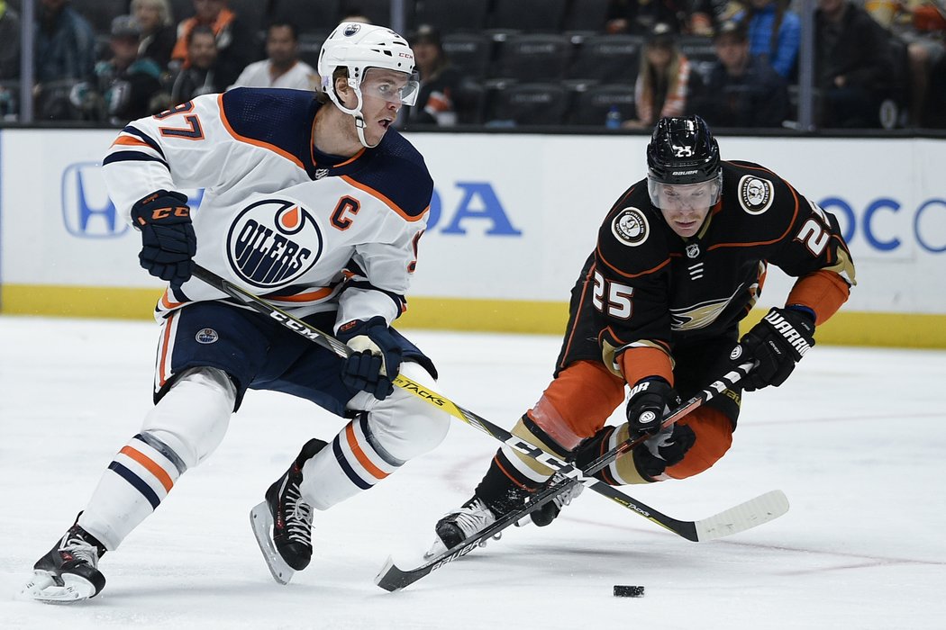 Ondřej Kaše a jeho Anaheim neuhlídali Connora McDavida, ten dal hattrick