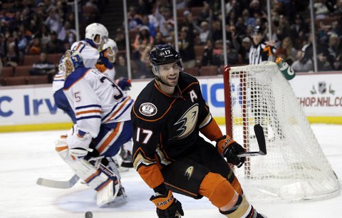 Ryan Kesler se usmívá. Dres Ducks bude oblékat i další roky.