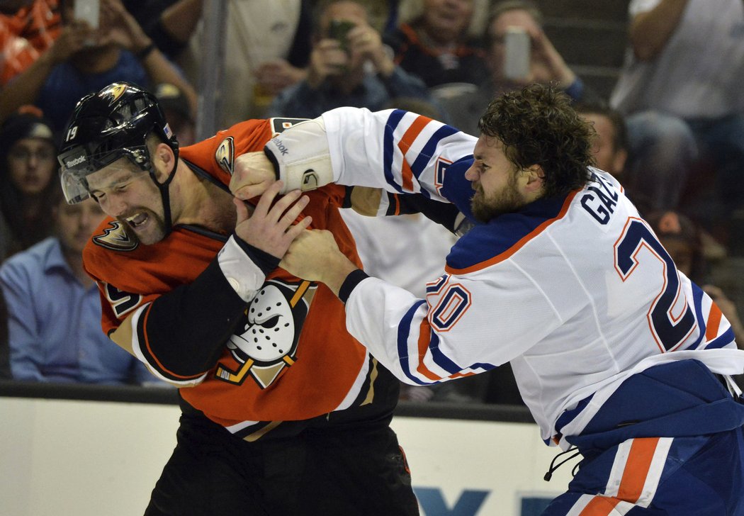 Luke Gazdic z Edmontonu a Patrick Maroon z Anaheimu bez rukavic.