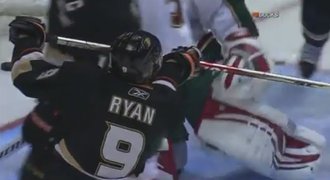 VIDEO: Ukradl mu hokejku. A on dal gól s tou jeho!