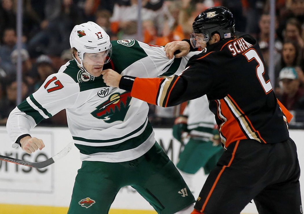 V utkání mezi Anaheimem a Minnesotou došlo i na bitku, do sebe se pustili Luke Schenn a Marcus Foligno