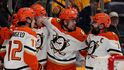 Radko Gudas se spoluhráči oslavuje gól proti Nashvillu